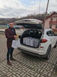 Balíčky pre občanov nad 60 rokov:   Starosta obce so zamestnancami dnes distribuovali do domácnosti balíčky pre občanov nad 60 rokov. Nech vám odovzdaný "balíček" urobí radosť, prajeme pekný víkend!