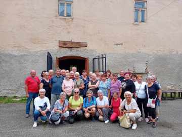 Členovia  ZO JDS v Kružlove sa dňa 27.06.2024 zúčastnili jednodňového výletu a to do Nižnej Myšle, kde si v Rozáliu u Bohušov pozreli pestované, šľachtené  nádherné ruže, navštívili múzeum, kde im sprievodca podal veľmi podrobný výklad k  výskumu 3 500 rokov starej lokality z doby bronzovej. Mali možnosť vidieť vykopávky – nálezy z tohto obdobia. Po občerstvení na Motoreste bola prehliadka Košíc. Prezreli sme si námestie, Dóm svätej Alžbety, spievajúcu fontánu, divadlo a iné historické budovy. Počasie nám prialo a domov sme sa vrátili s pocitom príjemne  stráveného dňa.