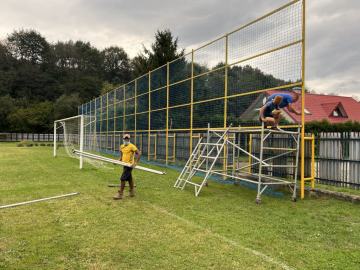 Dobrovoľníkov, ktorí reálne pomáhajú okolo futbalového ihriska je v súčasnosti veľmi málo. Zásluhou štatutára futbalového klubu Jána Bľandu, ktorý sa stará o celkovú údržbu ihriska, bola vymenená a vymaľovaná konštrukcia  ochrannej siete. Údržbu hracej plochy, vymaľovanie zábradlia, ťahanie čiar, zavlažovanie a kosenie sa vo voľnom čase starajú Lukáš Voška a Erik Luščák. Ja ako starosta obce Jozef Kmec vypomáham s kosením a zmulčovaním. V rámci údržby športovísk sme zabezpečili novú rozvodnú skriňu s revíziou a predprípravou na zavlažovanie zo studne. Ďakujeme aj všetkým ostatným, ktorí chodia pomáhať či pri údržbe alebo počas priebehu zápasov!