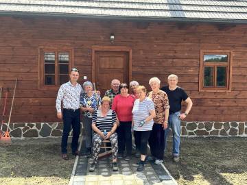 Na našom novovybudovanom Lemkovskom dvore dnes bola brigáda, ktorú zorganizovali naši seniori z obce Kružlov. Pokosením, uprataním krásne upravili areál. Spoločnú prestávku sme strávili plánovaním jarmokov v areáli, na ktorom obce Mikroregiónu Horná Topľa by predstavili tradičné zvyky, tradície, jedlá a hudbu. Vďaka za aktívnych seniorov v obci.