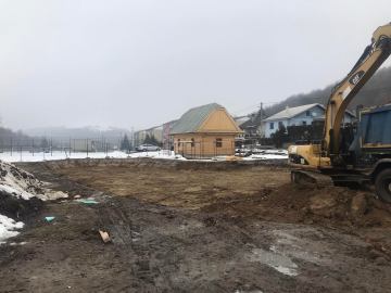 Na stavbe Zabudnutá krajina Lemków a Rusnakov začali výkopové práce na nádrži, ktorá bude v tvare slzy. Vylez z nádrže bude pomocou schodísk. Schody budú z kameňa. Na dno sa uloží separačná vrstva (geotextília) a následne PVC fólia. Dno sa vysype kamienkami z riečneho štrku. Súčasťou bude aj drevená lávka cez nádrž, ktorá bude pri drevenom vodnom kolesovom mlyne. Prajem pekný deň.