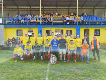 V nedeľu na futbalovom ihrisku FK Strojár Kružlov zablahoželal dlhoročnému  funkcionárovi TJ Mgr. Vasiľovi Reviľákovi k jeho 80. narodeninám. Prajeme mu veľa zdravia a veľa elánu do ďalších rokov.